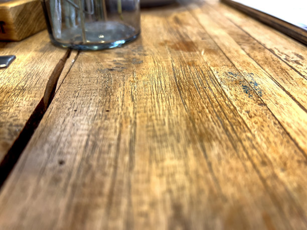 一个宏观图像的浅色木材与黑色纤维和玻璃底部。图片下载