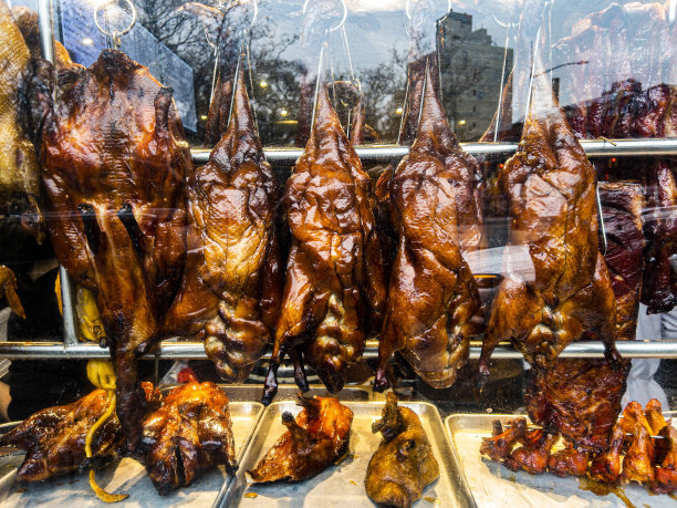 一家中餐馆的橱窗里挂着整只烤鸭图片下载