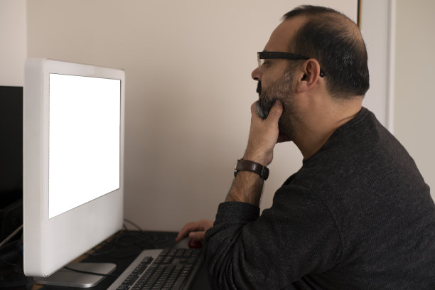 一个人在电脑前工作图片下载