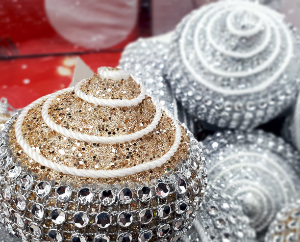 一个银色和金色闪光圣诞球的特写镜头图片下载