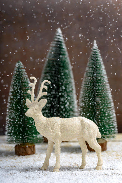 圣诞树和驯鹿图片下载