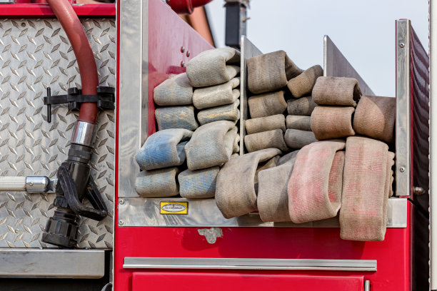 消防水龙带消防车交叉铺设水龙带床。消防设备的概念。图片下载