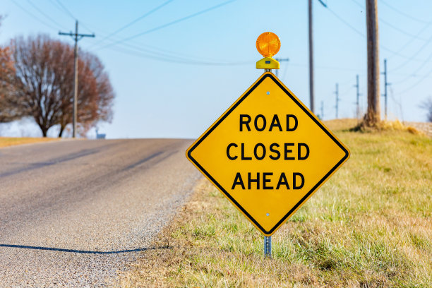 乡村路上黄色道路前方封闭标志。道路建设、维修和出行安全理念。图片下载