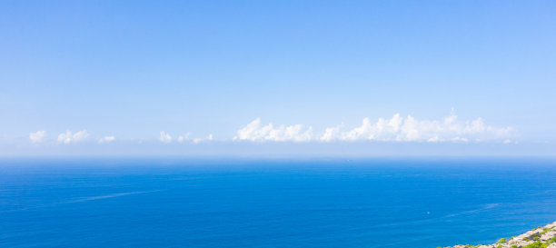 蔚蓝的海洋和晴朗的天空。图片下载