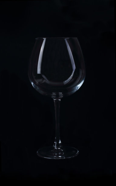 葡萄酒杯的轮廓孤立在黑色图片下载