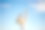 可爱的女孩与电话训练在天空的背景图片下载