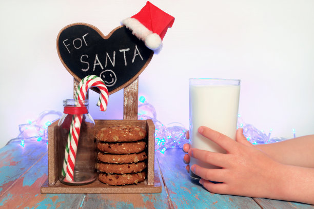 圣诞饼干和一杯牛奶是孩子们留给圣诞老人的。图片下载