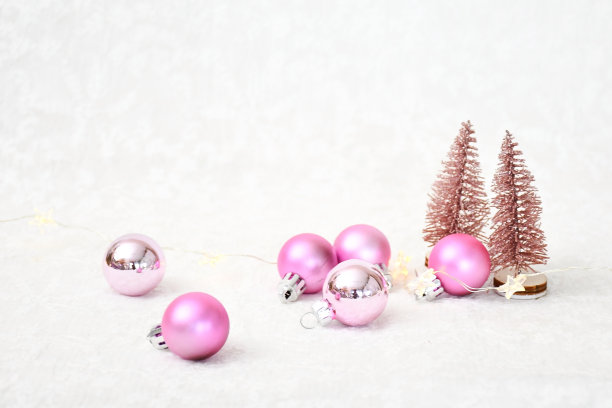 物件装饰圣诞背景，粉红色圣诞球和小镀金松树白色毛皮与黑色的空间文字。节日概念。图片下载