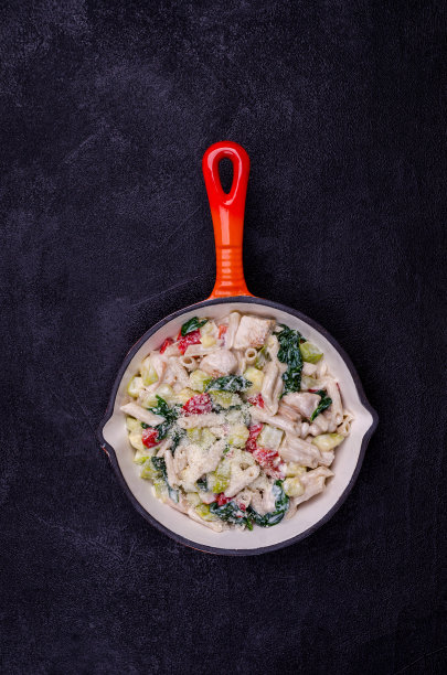 有家禽和蔬菜的传统面食图片下载