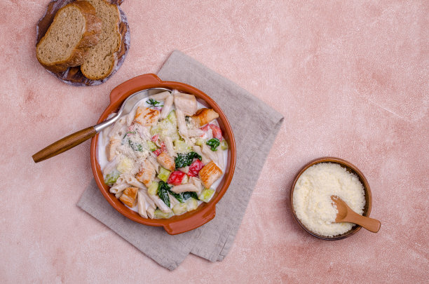 有家禽和蔬菜的传统面食图片下载