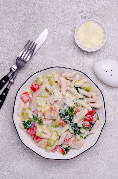 有家禽和蔬菜的传统面食图片下载