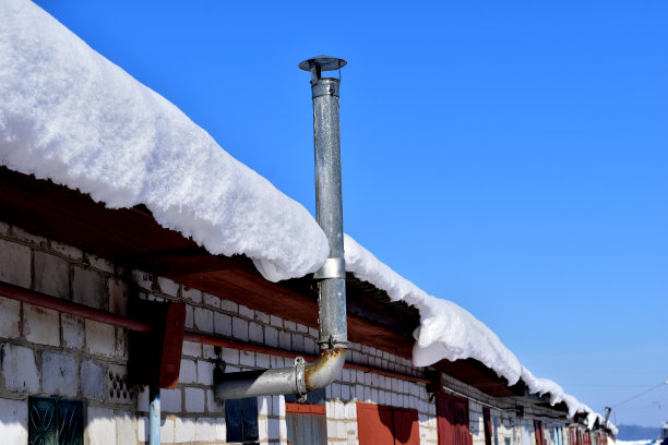 村庄。冬天。屋顶棚和烟囱。图片下载