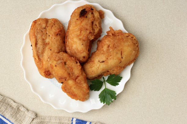 Pisang Goreng Sambal Roa or Fried Banana with Sambal Roa是Manado Indonesia的典型美食之一图片下载