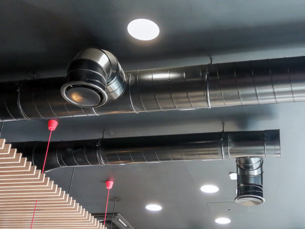 房间天花板上的通风管道是黑色的。图片下载