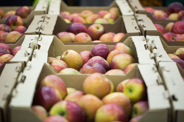 超市里的苹果装在板条箱里图片下载