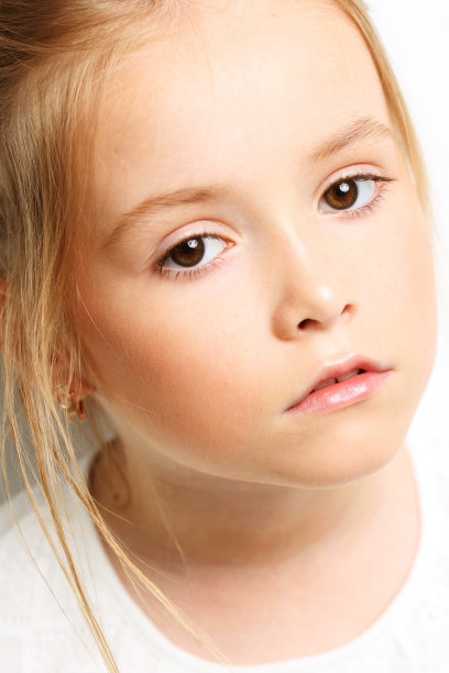 可爱的小女孩在白色的背景白色的裙子图片下载