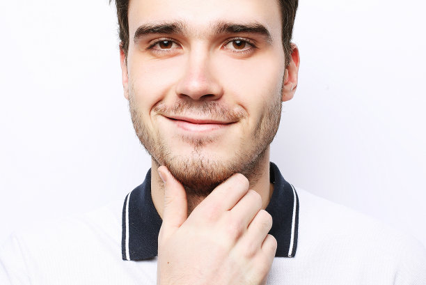 英俊的时尚男人在白色背景图片下载