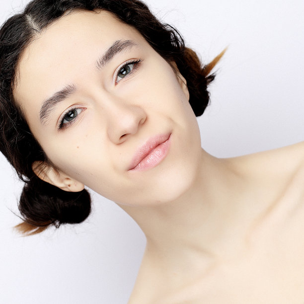 年轻的黑发模特在白色背景图片下载