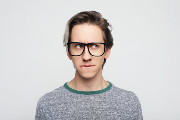 照片中的男子惊呆了，表情震惊，被吓到了，孤立的白色背景图片下载