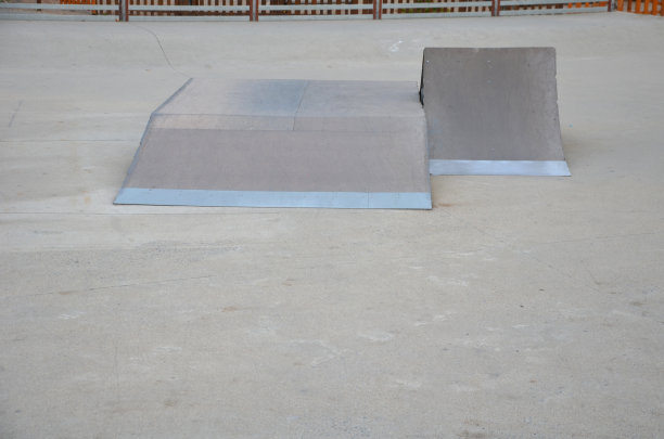 水泥混凝土滑板公园是针对轮滑运动而设计的混凝土滑板障碍物。除自由式自行车外，不允许骑自行车。防护服、头、肘、膝图片下载