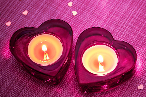 我们的心一起燃烧!!粉色背景上两根心型蜡烛图片下载