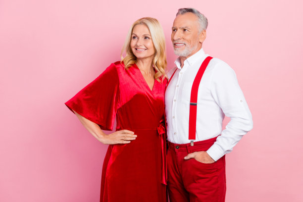 肖像的两个美丽的英俊开朗的梦幻配偶拥抱思考梦孤立在粉红色柔和的颜色背景图片下载