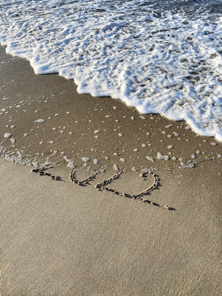 在沙滩上书写着2022年新年图片下载