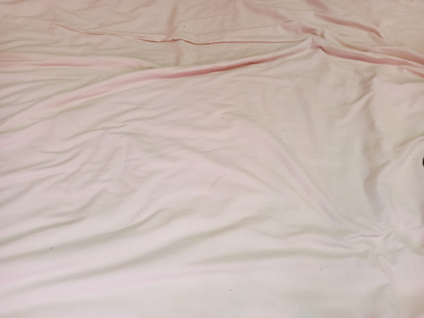 床单在房间里弄皱了。图片下载