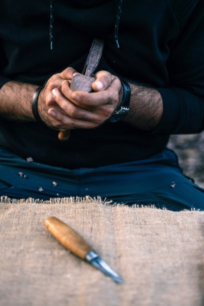 工作台上放着刀和木勺图片下载