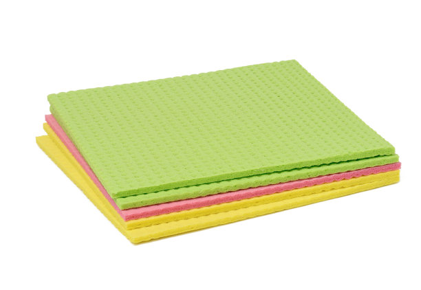 在白色背景上，一堆用来洗碗和打扫房子的橡胶海绵图片下载