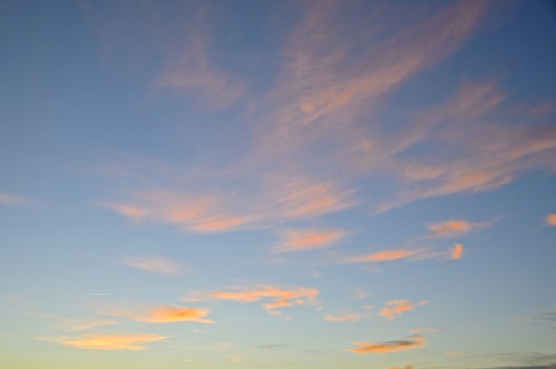 日落天空翁布里亚与粉红色的云在蓝天图片下载