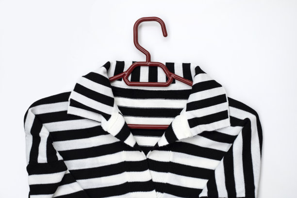 衣架与时尚毛衣在白色的背景图片下载