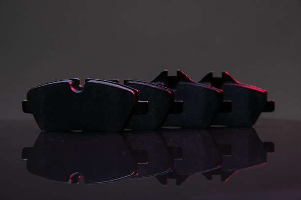 制动系统的主要组成部分，刹车片的背景是黑色的图片下载