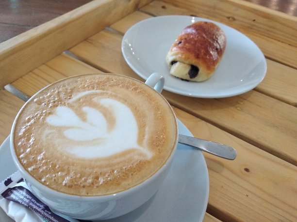 蛋糕和面包的照片主题。香蕉面包，resoles，热狗，派，披萨，玉米饼。烹饪图片下载