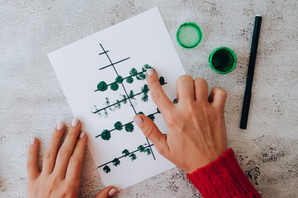 用手指画画，圣诞树快乐。一步一步。新年快乐圣诞树装饰DIY制作贺卡手工制作节日为孩子们图片下载