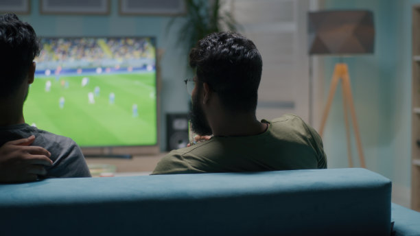 印度男子与朋友讨论比赛图片下载