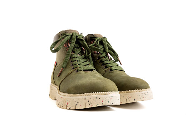 一双重型鞋孤立在白色的背景图片下载