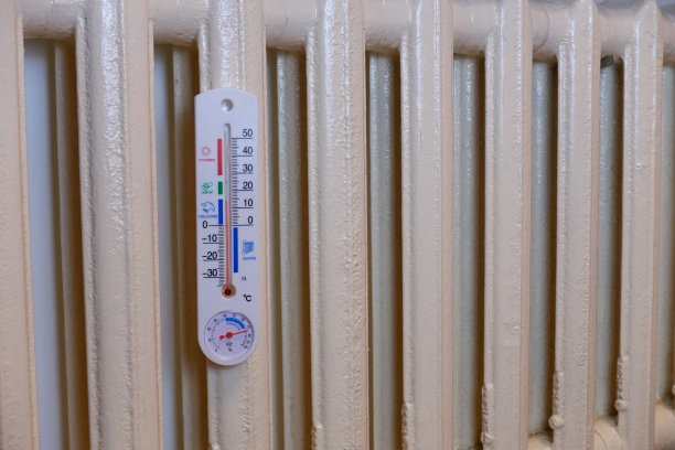 暖气片上有温度计。图片下载