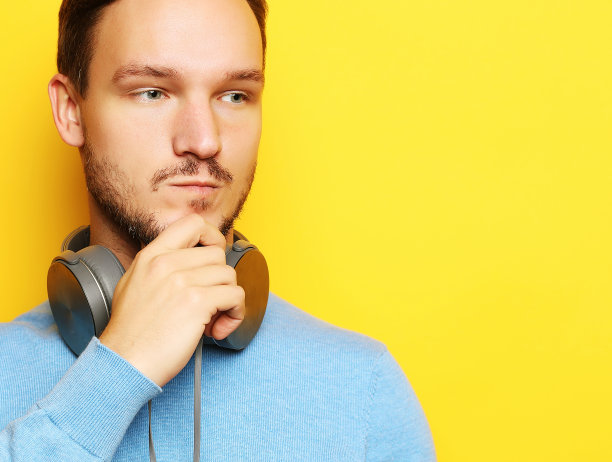 生活方式和人的观念:年轻人听音乐用图片下载