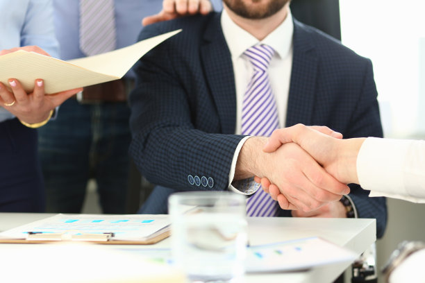 穿着白衬衫的机智老板图片下载