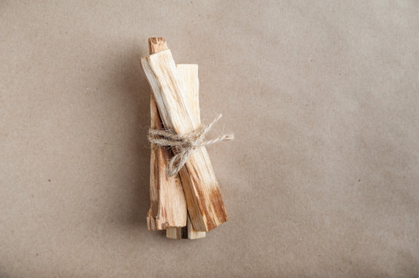 帕洛桑托为特写镜头和复制空间提供了限制。仪式洁净与神圣的伊比奥凯，冥想，香薰与蜡烛。图片下载