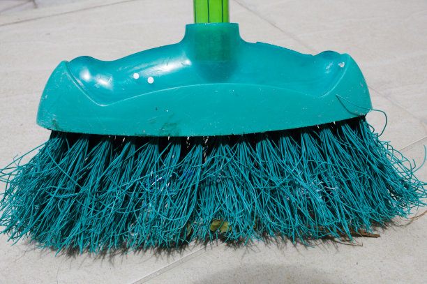 绿色的扫帚清理污垢图片下载