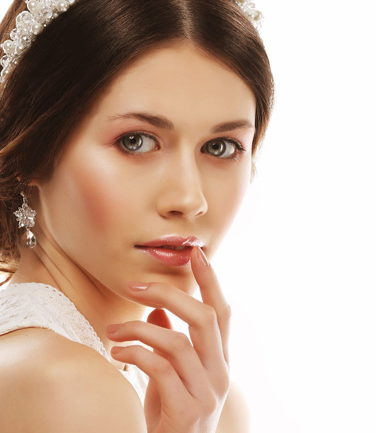 靠近美丽的女人戴着闪亮的钻石耳环图片下载