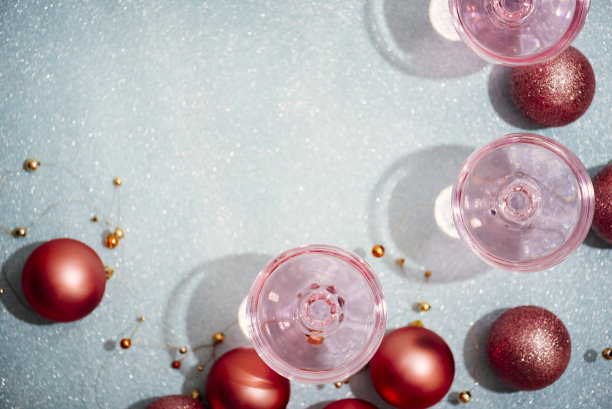 粉色香槟在水晶杯在闪亮的薄荷模糊的背景。新年庆祝会与少女魅力饮料。夜总会聚会，为时髦和优雅的女孩。图片下载