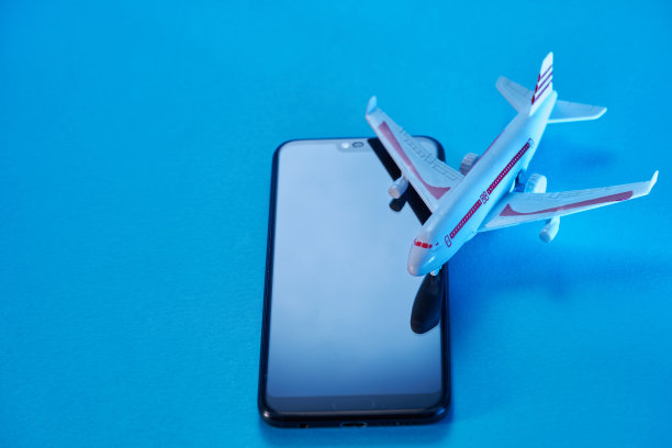 俯视图照片的玩具飞机模型在智能手机图片下载