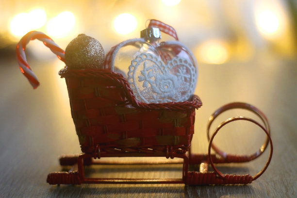 雪橇小雕像和圣诞装饰品图片下载