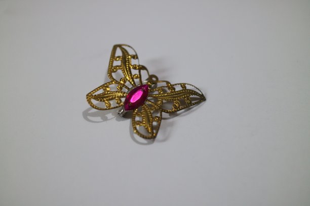 金蝴蝶形胸针衣服照片图片下载