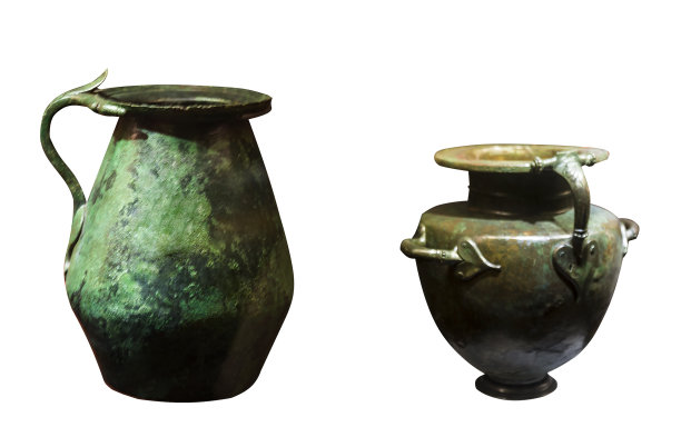 白色背景上的古希腊大双耳罐图片下载