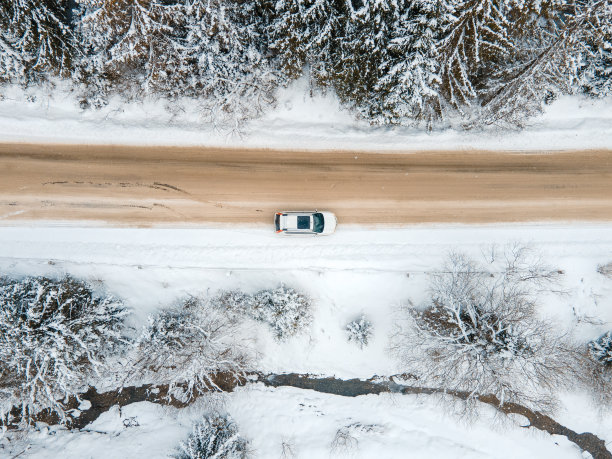 鸟瞰图的汽车在雪山道路上图片下载
