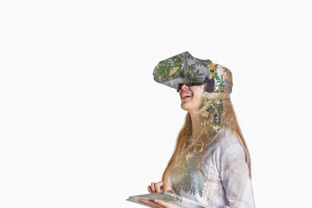 双重曝光美丽的年轻亚洲女人戴着VR眼镜和大犀鸟在大自然。通过虚拟现实眼镜概念在生态自然中旅行。图片下载